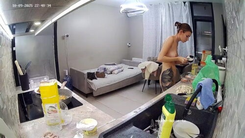 Medea cooking as nude view on VHTV